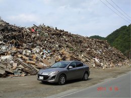 被災地はまだまだ瓦礫の山